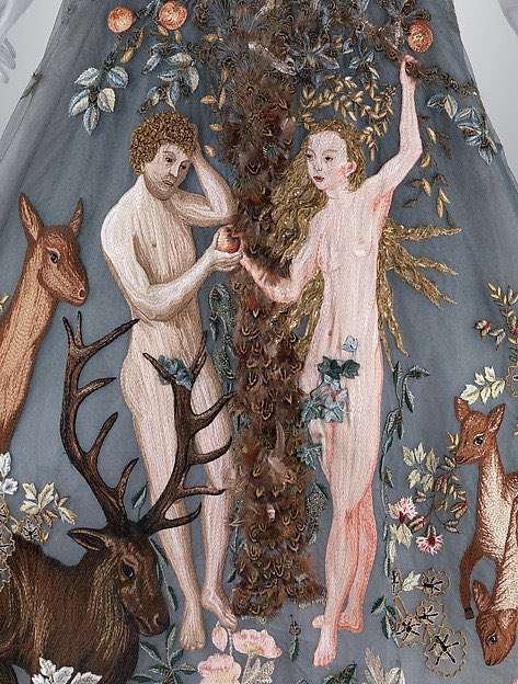 tarihsanatmit's tweet photo. Valentino'nun 2014 yapımı büyüleyici Adem ve Havva elbisesi. Maria Grazia Chiuri ve Pierpaolo Piccioli tarafından tasarlanan elbise, Lucas Cranach'ın 1526 yılında yaptığı (Adam and Eve) tablosundan esin alındı. Detaylarıyla kesinlikle muhteşem... https://t.co/79ejkiyGcV