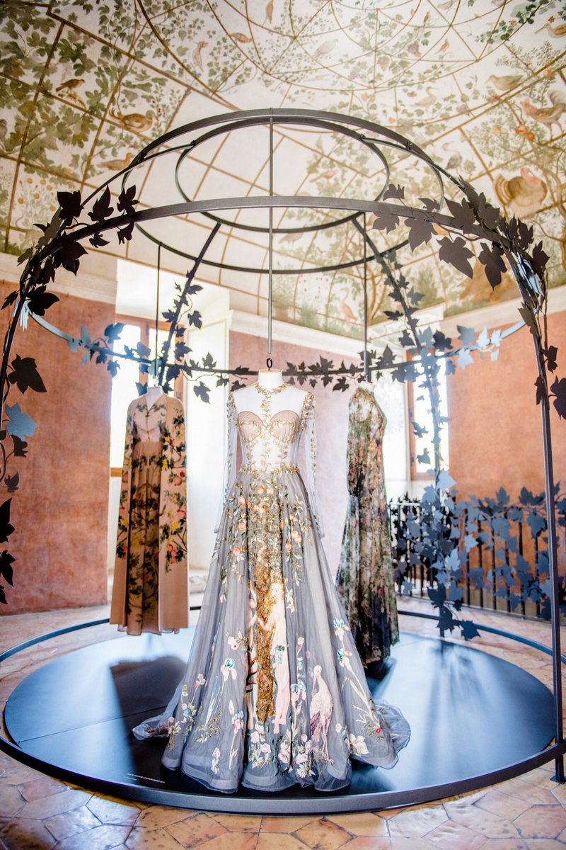 tarihsanatmit's tweet photo. Valentino'nun 2014 yapımı büyüleyici Adem ve Havva elbisesi. Maria Grazia Chiuri ve Pierpaolo Piccioli tarafından tasarlanan elbise, Lucas Cranach'ın 1526 yılında yaptığı (Adam and Eve) tablosundan esin alındı. Detaylarıyla kesinlikle muhteşem... https://t.co/79ejkiyGcV