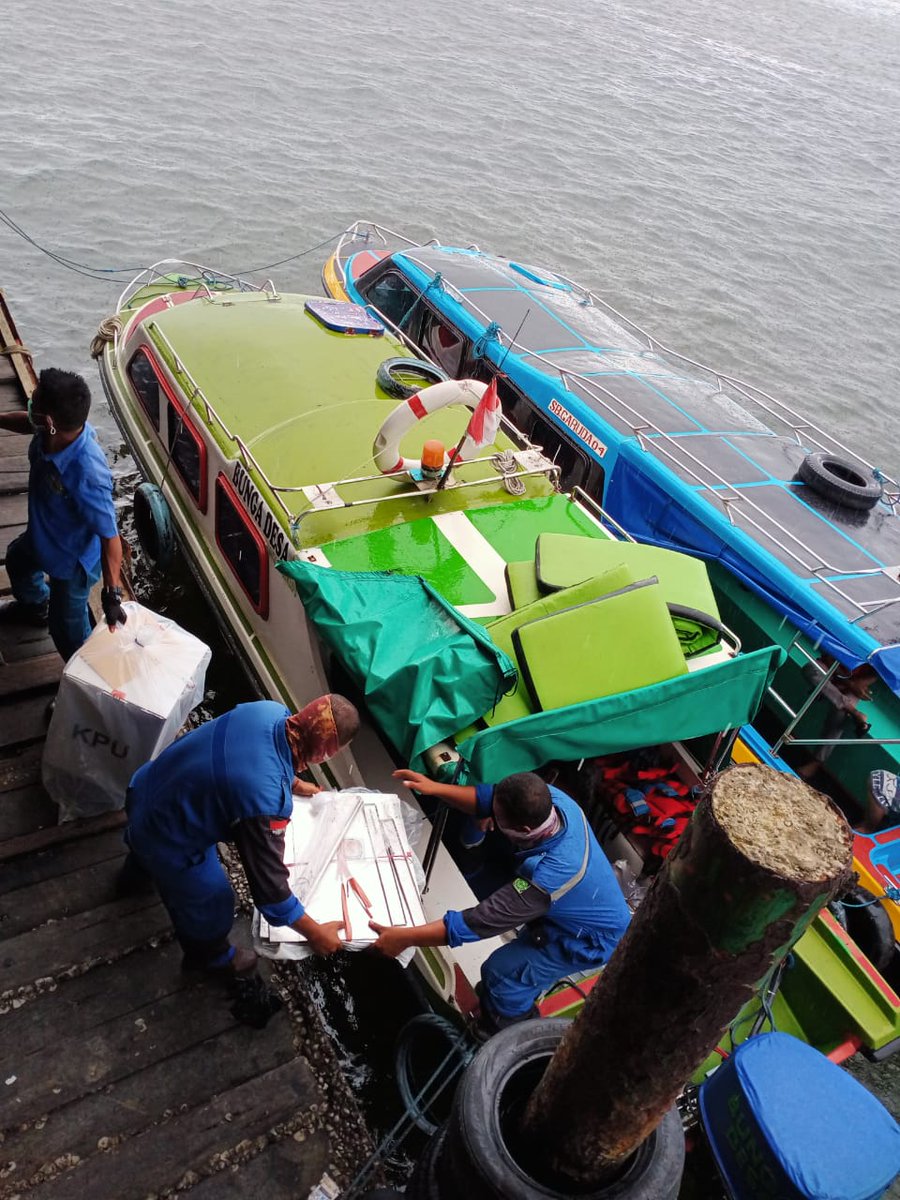 Puspen_TNI's tweet photo. Prajurit Posal Pulau Bunyu bersinergi berikan bantuan pengamanan pengawalan kotak suara Pilkada Tahun 2020 di wilayah kecamatan Bunyu.
.
#tni #tnial #posal https://t.co/GkLVV5hEcD