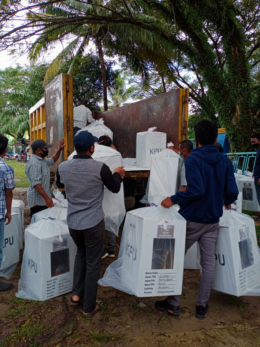 Puspen_TNI's tweet photo. Prajurit Posal Pulau Bunyu bersinergi berikan bantuan pengamanan pengawalan kotak suara Pilkada Tahun 2020 di wilayah kecamatan Bunyu.
.
#tni #tnial #posal https://t.co/GkLVV5hEcD