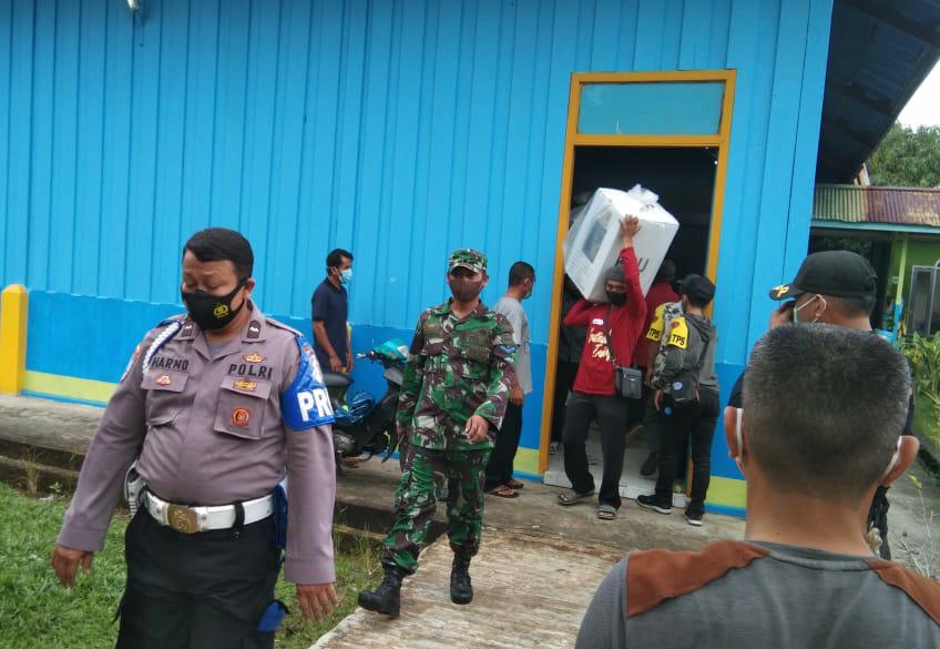 Puspen_TNI's tweet photo. Prajurit Posal Pulau Bunyu bersinergi berikan bantuan pengamanan pengawalan kotak suara Pilkada Tahun 2020 di wilayah kecamatan Bunyu.
.
#tni #tnial #posal https://t.co/GkLVV5hEcD
