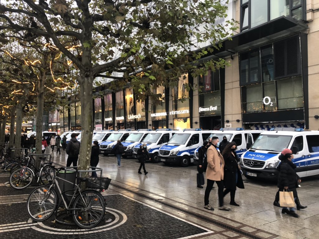 petra_kirchhoff's tweet photo. Da haben die Geschäftsleute auf der Zeil aber Spaß. https://t.co/CdY3gFdiiO