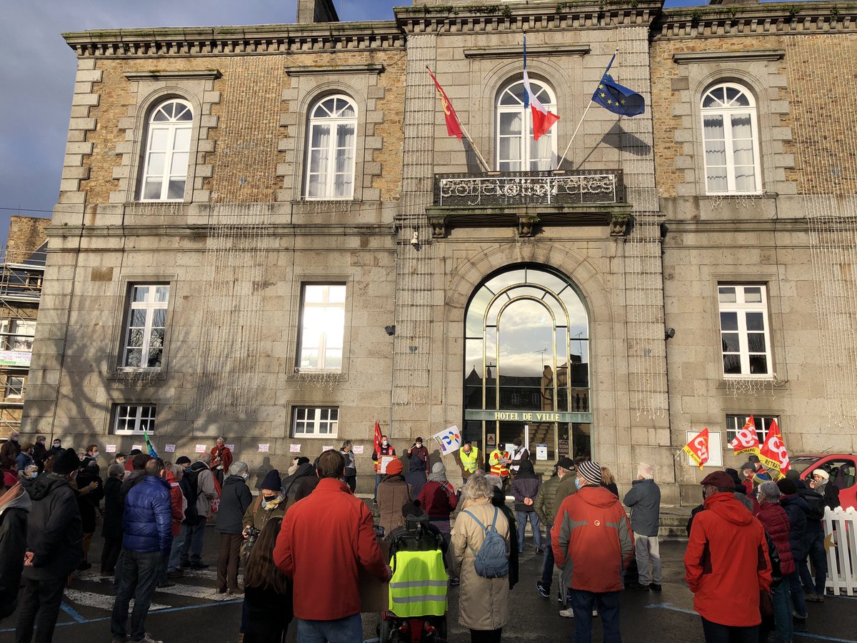 AudreyV85's tweet photo. Beaucoup moins de monde cette fois ci pour le rassemblement #SecuriteGlobale à #Avranches #Manche @OuestFrance50 https://t.co/aLnKpCr7Zc