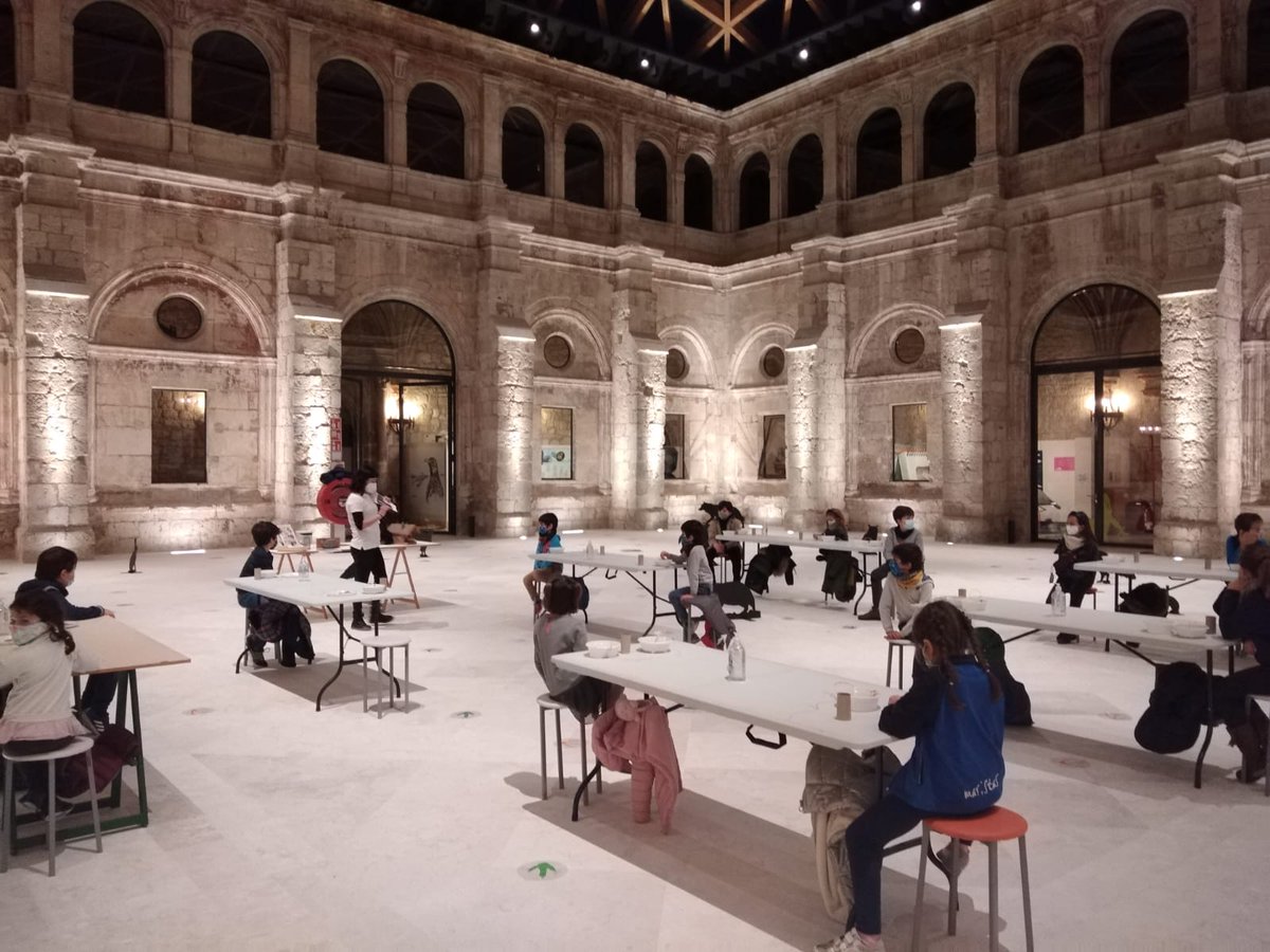 fundacionO2's tweet photo. Ayer por la tarde tuvimos la enorme suerte de realizar un taller de comederos de aves en el Salón del Libro,, en el Monasterio de San Juan, un escenario excepcional, gracias por participar. #salondellibro #Burgos https://t.co/aMOpd3VxIS