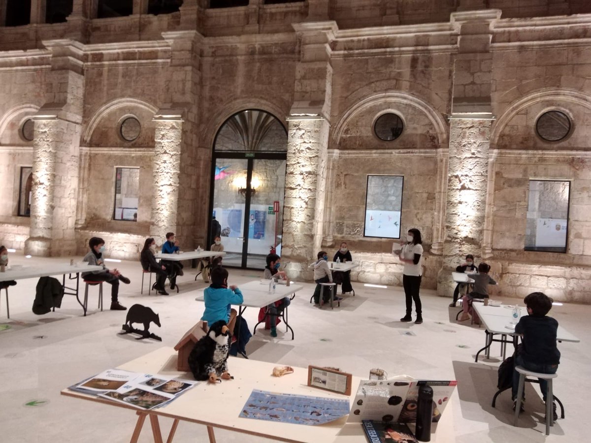 fundacionO2's tweet photo. Ayer por la tarde tuvimos la enorme suerte de realizar un taller de comederos de aves en el Salón del Libro,, en el Monasterio de San Juan, un escenario excepcional, gracias por participar. #salondellibro #Burgos https://t.co/aMOpd3VxIS