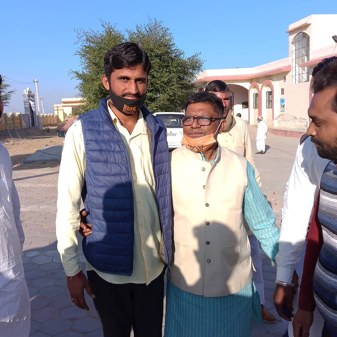 RamdevSoni_BJP's tweet photo. рдЦрд╛рдЬреВрд╡рд╛рд▓рд╛ рдкрдВрдЪрд╛рдпрдд рд╕рдорд┐рддрд┐ рдкреНрд░рдзрд╛рди рд╢реНрд░реАрдорддреА рдордорддрд╛ рдЬреА рд╡ рдЙрдкрдкреНрд░рдзрд╛рди рд╕реБрдорди рдХрдВрд╡рд░ рдЬреА рдХреЛ рдкрджрднрд╛рд░ рдЧреНрд░рд╣рдг рдХрд░рдиреЗ рдкрд░ рд╣рд╛рд░реНрджрд┐рдХ рд╢реБрднрдХрд╛рдордирд╛рдПрдВредред #рд╢реНрд░реАрдорддреА_рдордорддрд╛_рдЬреА_рдмрд┐рд░рдбрд╝рд╛ #рд╢реБрднрдХрд╛рдордирд╛рдПрдВ #рдкреНрд░рдзрд╛рди #dr_vishwanath_meghwal #BJP4Rajasthan #BJP4India #sumankanwar #RajendraBeniwal #rakeshkaswa #BhagirathJyani #RDSoni https://t.co/Zn6gIqlhKu