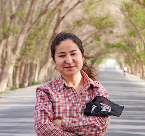Today marks three years since my friend and colleague Rahile Dawut disappeared into China's internment camps.Her only crime: being born a  #Uyghur.Rahile is a highly respected scholar of Uyghur religious traditions and oral literature. She is also a lovely human being.1/5