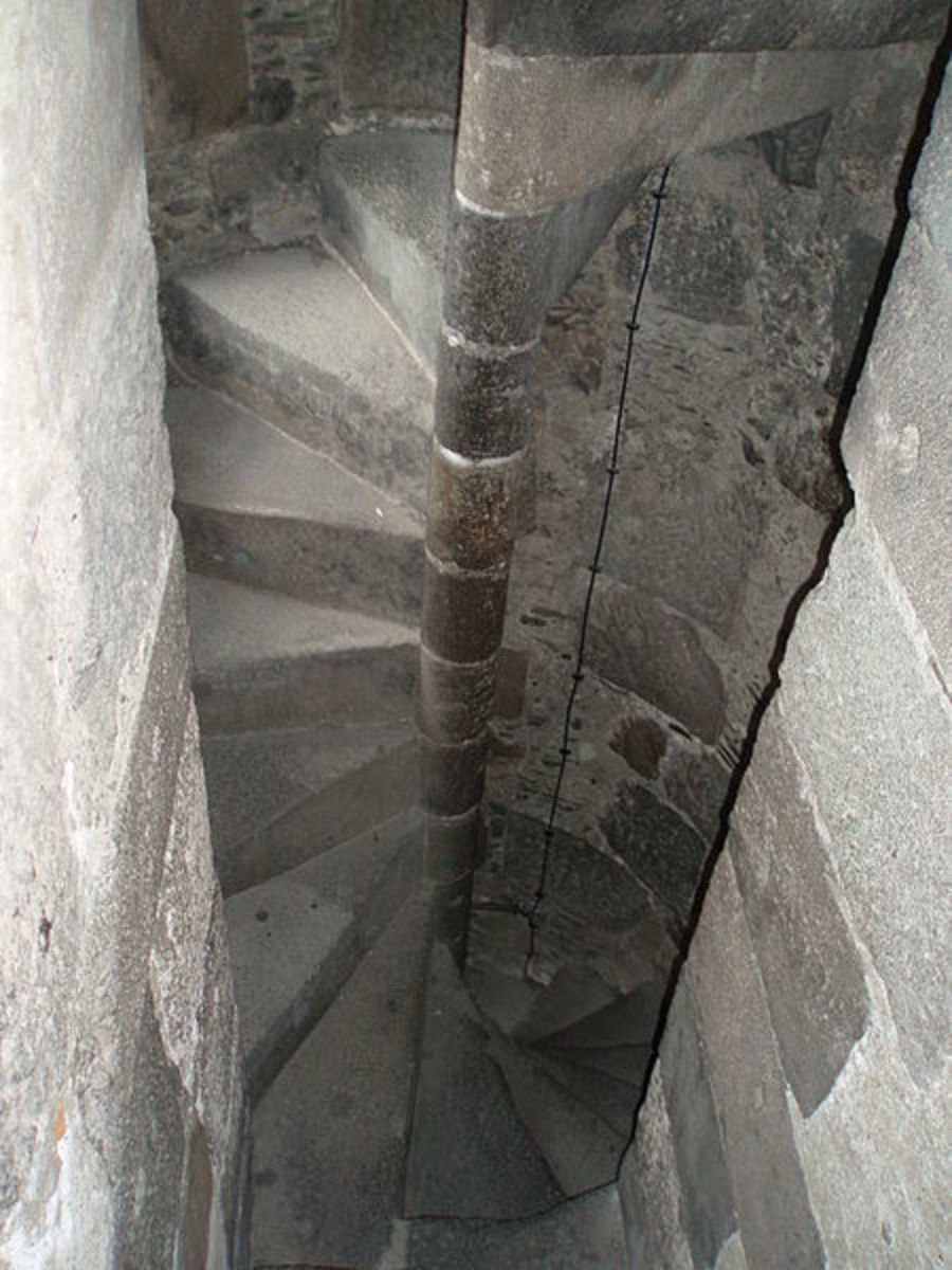 NaoCasanova's tweet photo. Hay teorías que afirman que muchas ESCALERAS DE CARACOL de los castillos medievales se construyeron muy estrechas y se orientaron (subiendo) en el sentido de las agujas del reloj para dificultar a los intrusos, mayoritariamente diestros, el manejo de sus espadas. https://t.co/PSKToNkGp7