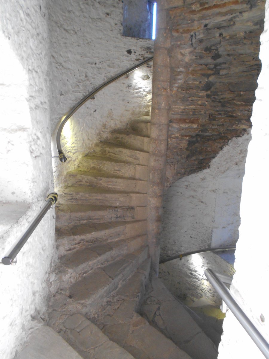 NaoCasanova's tweet photo. Hay teorías que afirman que muchas ESCALERAS DE CARACOL de los castillos medievales se construyeron muy estrechas y se orientaron (subiendo) en el sentido de las agujas del reloj para dificultar a los intrusos, mayoritariamente diestros, el manejo de sus espadas. https://t.co/PSKToNkGp7