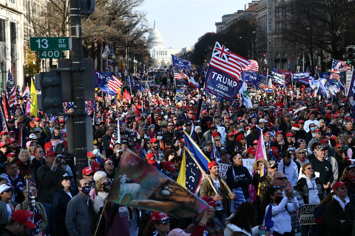aletweetsnews's tweet photo. Two vastly different scenes down Pennsylvania Ave. taken from the same vantage point almost exactly two months apart: the MAGA march happening now, and the Women’s March in mid-October building momentum to vote out Trump. https://t.co/Hqsq1aHI8T
