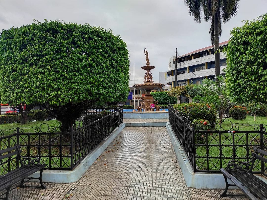 Reposted from <a href="/vivaazuero/">Viva Azuero</a> Icónica fuente del Parque Pedro Escalona, mejor conocido como Parque de La Bandera en la ciudad de Chitré.