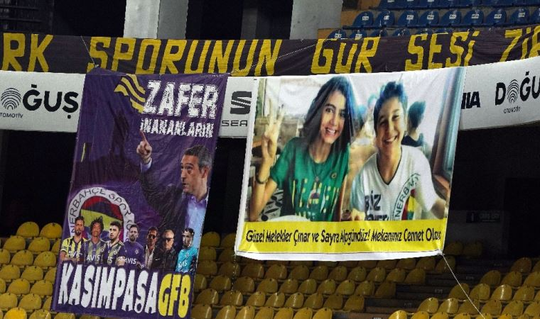 Fenerbahçe'den ağlatan pankart! Çınar ve Sayra unutulmadı
Fenerbahçe, İzmir depreminde yıkılan Rızabey Apartmanı’nda hayatını kaybeden 16 yaşındaki ikizler Çınar ve Sayra Alpgündüz’ün isim ve fotoğraflarını taşıyan bir pankartı tribüne astı.
Acınızı paylaşıyorum!..