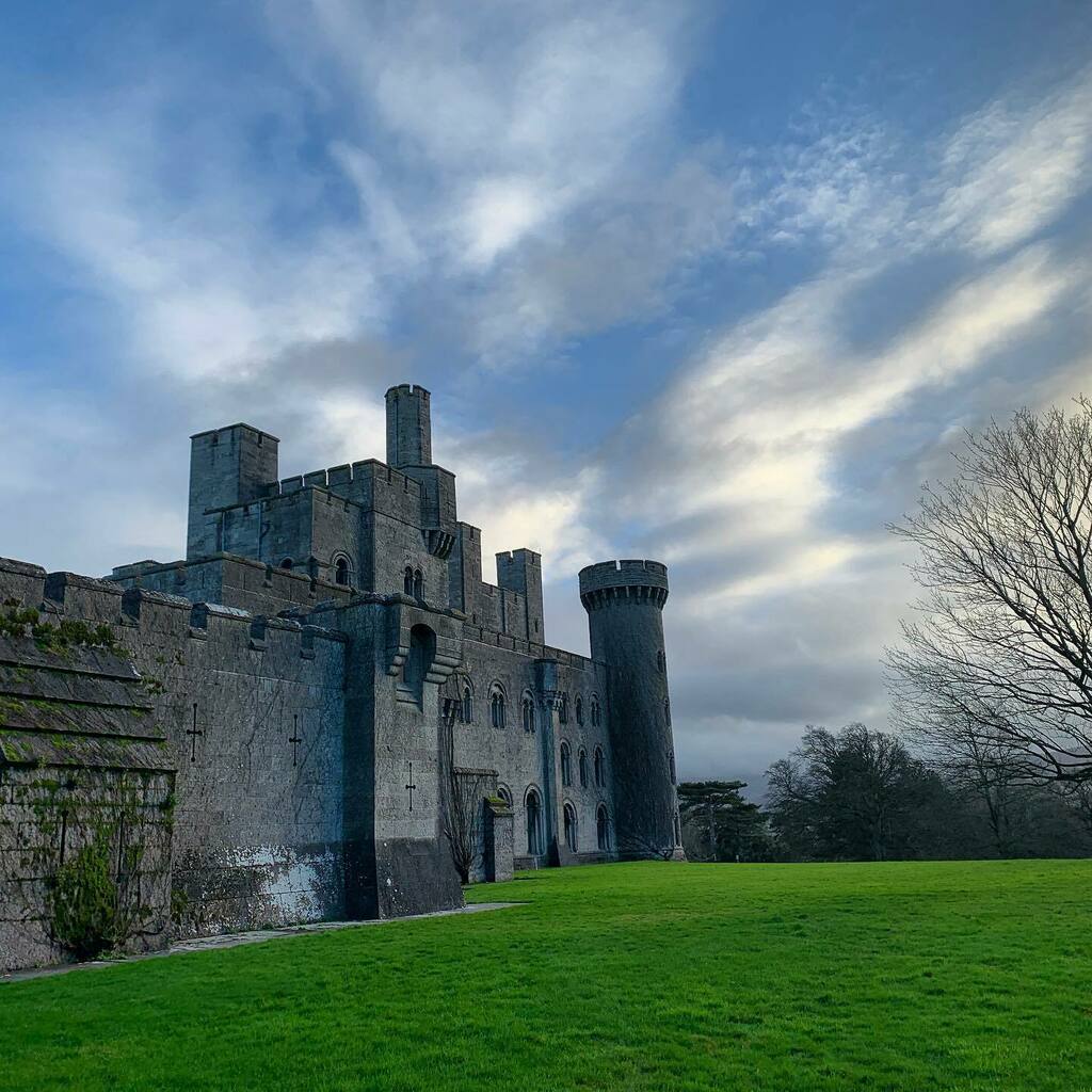 FoundLove_Blog's tweet image. New lockdown rules are being announced on Monday for here in Wales, so we were so happy that we booked tickets to @bodnantgardennt and @ntpenrhyncastle for a wonderful winter day out.  The sky at Penrhyn was so beautiful- I am in love with this light. 😍🏰 instagr.am/p/CItUKeyB9Hy/