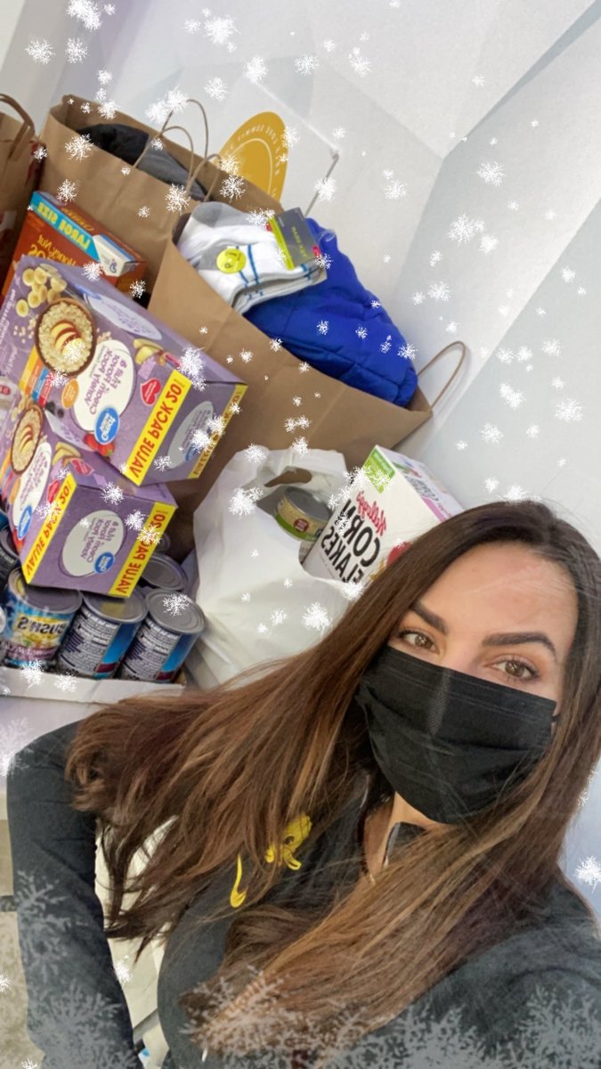 JessCristobaLLL's tweet photo. Awesome job, fam! You helped fill up some food pantries and showed up with the cold weather wear for local students. Many thanks to @holly_justholly of BossBabesEugene and MegaForm for co-hosting this initiative. #bethechange #goducks https://t.co/SMPTJBkCch
