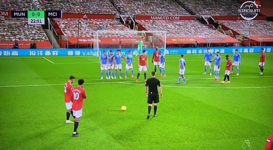 FootyHumour's tweet photo. This looks like a screenshot straight out of FIFA 😂 https://t.co/AsNYqF4ePQ