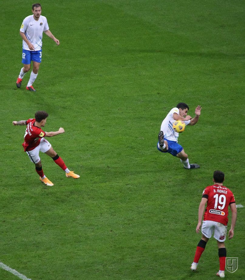 BehemothTheCat7's tweet photo. @edim_sport Дима, а можно как-нибудь ретранслировать следующий вопрос. Почему идёт рассмотрение возможного пенальти, и Матч-ТВ показывает момент, когда Новосёл бьёт головой, а не этот момент?! А этот - не повторили ни разу! https://t.co/dbNWUsvjbB