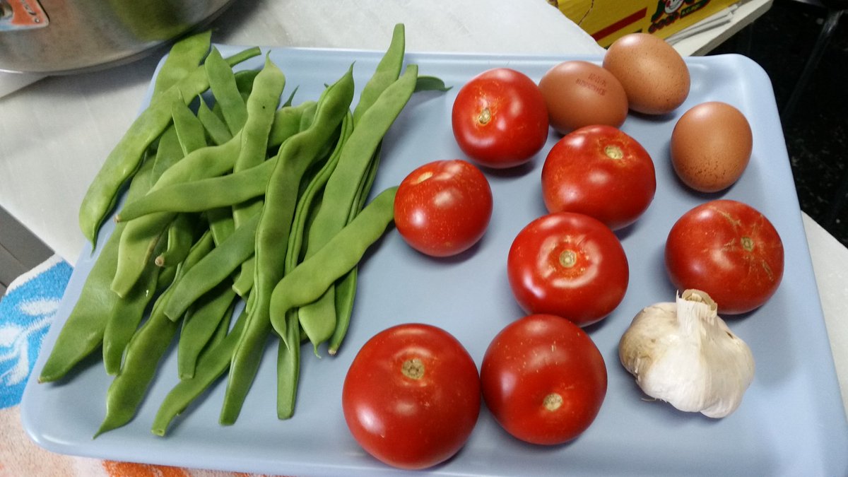 frutastata's tweet photo. #Tataproductolocal
#Tatacocinando 

Habichuelas de Fasnia
Tomates de Güimar 
Huevos camperos.
Ajo
Y miren cómo quedo nuestro almuerzo https://t.co/fNEoLydale