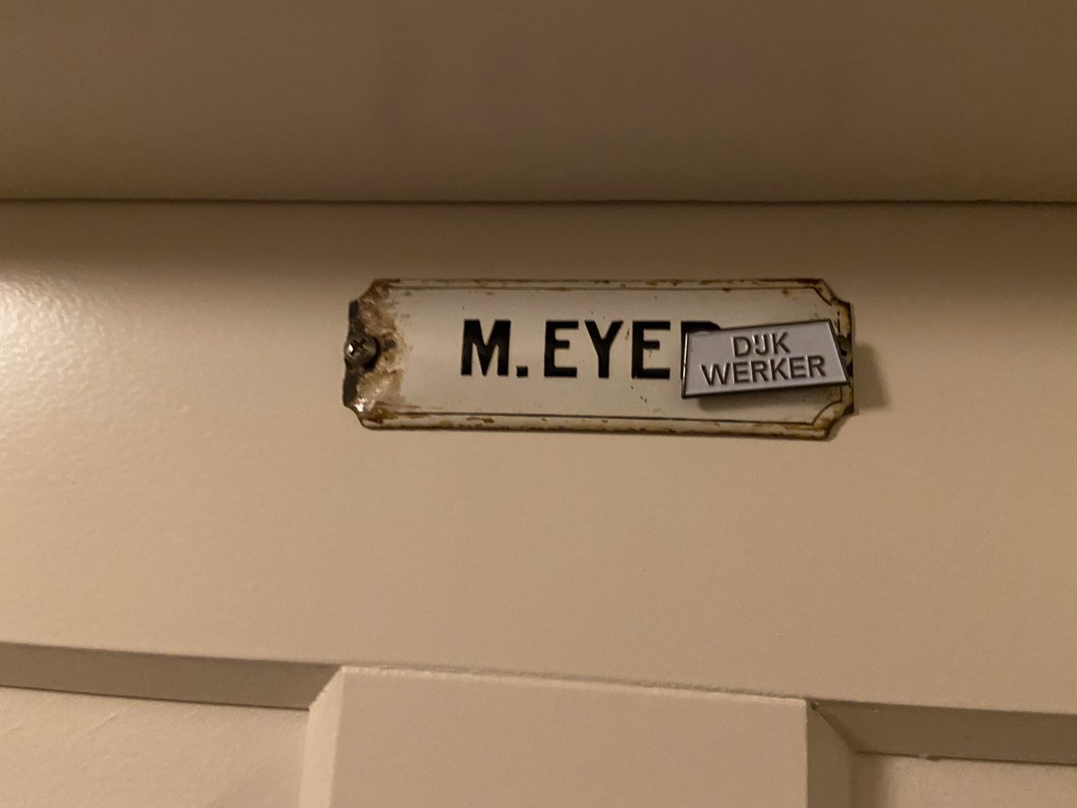 Naambordje pake Molle Eyer (wegenbouwer) op mijn kantoordeur gespijkerd. Staat ‘m goed! #dijkwerker