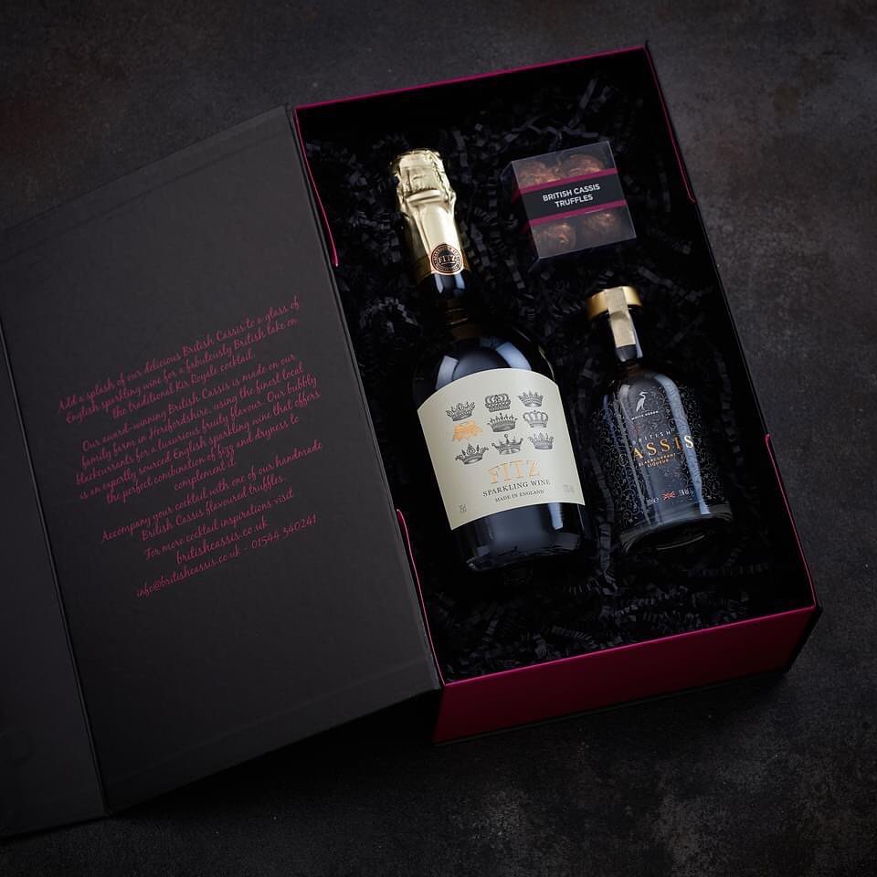 FitzWineUK's tweet image. These British Royale Gift sets from @WhiteHeron1876 look rather suave 👀 They include a bottle of Fitz, a 200ml bottle of Cassis, and some delicious British chocolates. Add a healthy splash of Cassis to your Fitz for the perfect British Royale 👑 whiteherondrinks.co.uk/productdisplay…