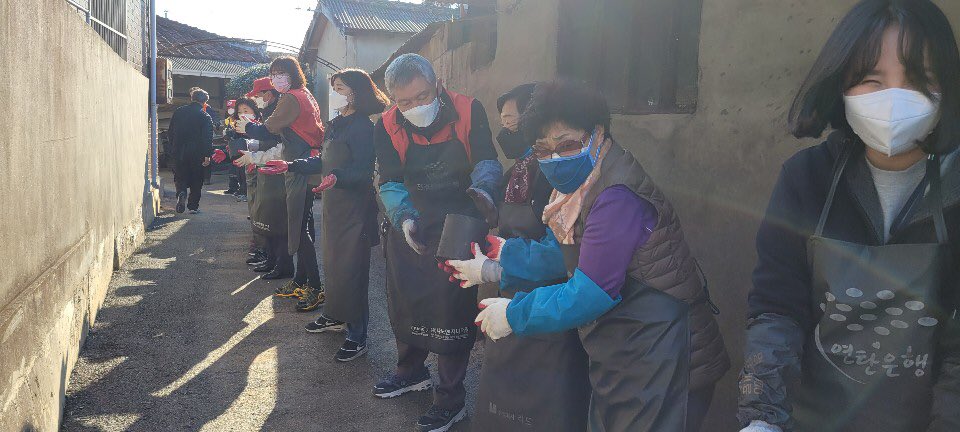 16년째 훈훈한 정성 모아 드렸습니다.
어르신님 올겨울 따뜻하게 보내세요.
박성광 전북의대 신장내과 교수님 비롯 그 제자님들과
송경태 국가유공자가 정성모았네요.