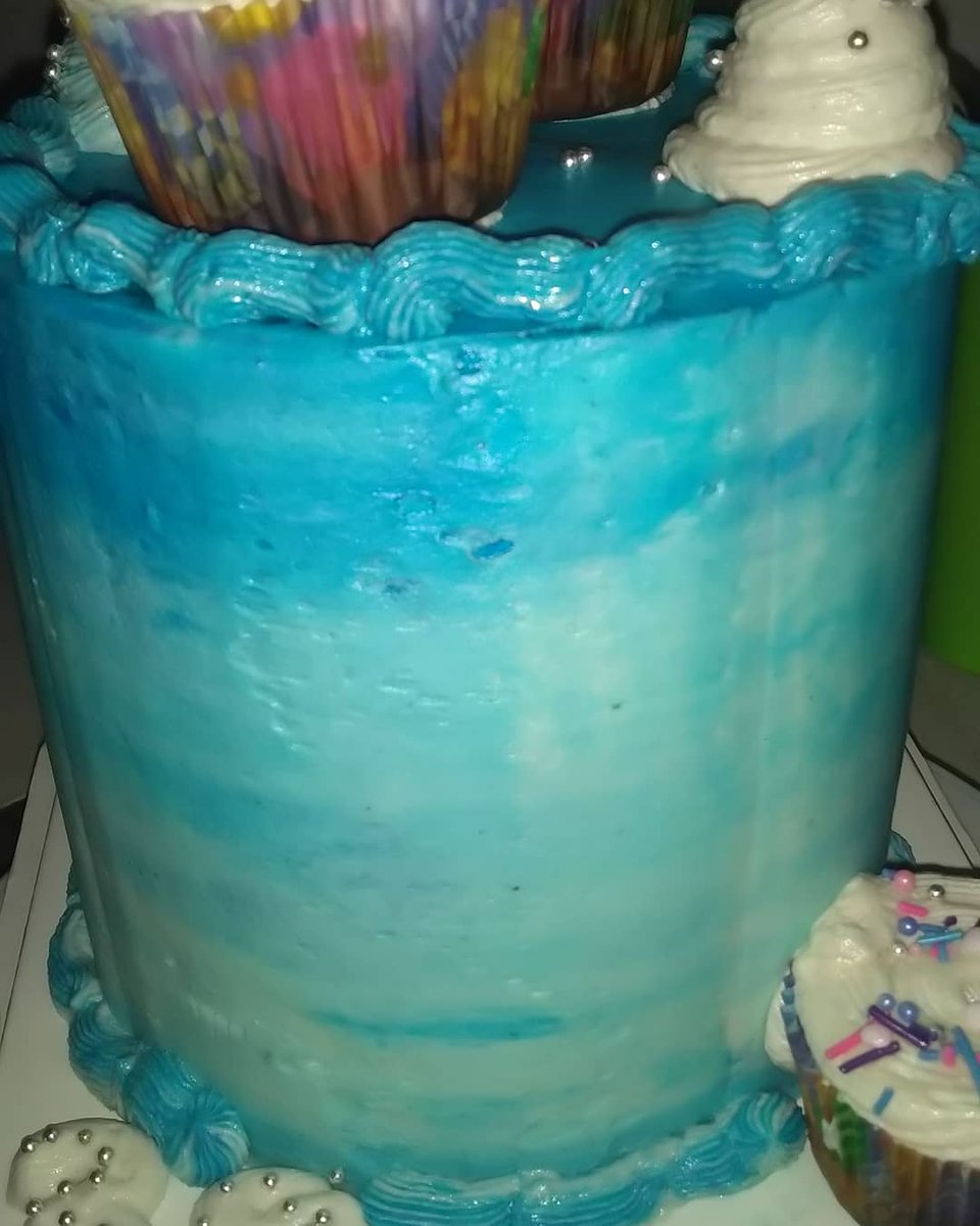 KitchenKukx's tweet photo. Blue and white ombre
6 inch double layer 
110.00 cedis
Cupcakes as a result of the Christmas Promotion Sale https://t.co/O5ID3w6KSi