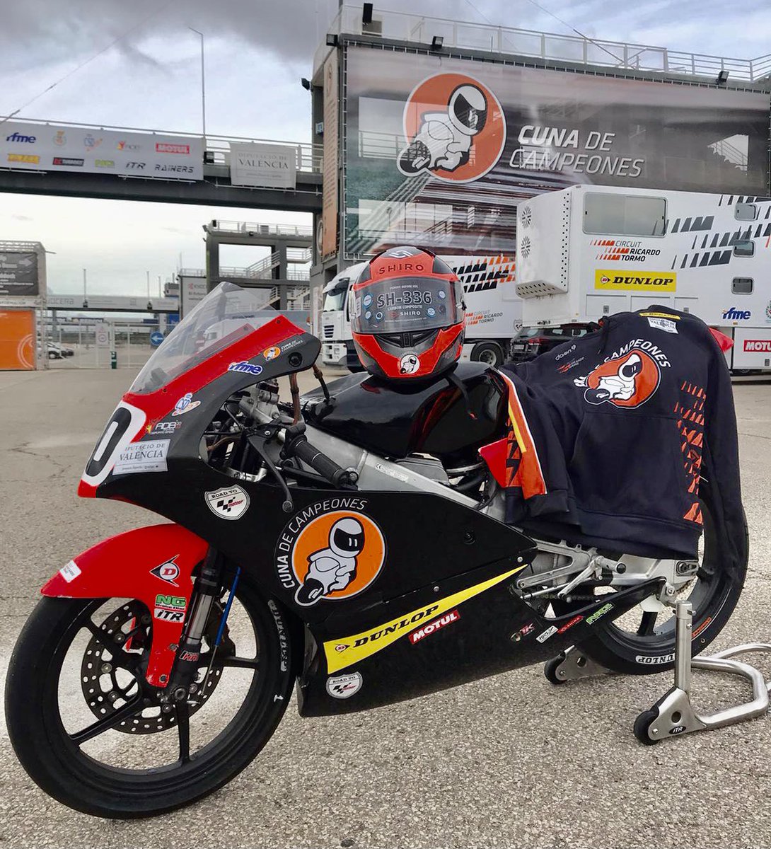 Cuna de Campeones (@cuna_campeones) on Twitter photo Vamos a compartir este final de temporada con vosotr@s 🙌sorteando una sudadera 👕 del equipo y un premio especial <a href="/Shirohelmets/">Shiro Helmets</a> 🪖entre quienes hagan RT a este tuit y nos sigan. 📣Anunciaremos el ganador en la web el sábado 19 #pilotoscuna #cunadecampeones <a href="/CircuitValencia/">Circuit Ricardo Tormo</a> Vamos a compartir este final de temporada con vosotr@s 🙌sorteando una sudadera 👕 del equipo y un premio especial <a href="/Shirohelmets/">Shiro Helmets</a> 🪖entre quienes hagan RT a este tuit y nos sigan. 📣Anunciaremos el ganador en la web el sábado 19 #pilotoscuna #cunadecampeones <a href="/CircuitValencia/">Circuit Ricardo Tormo</a>