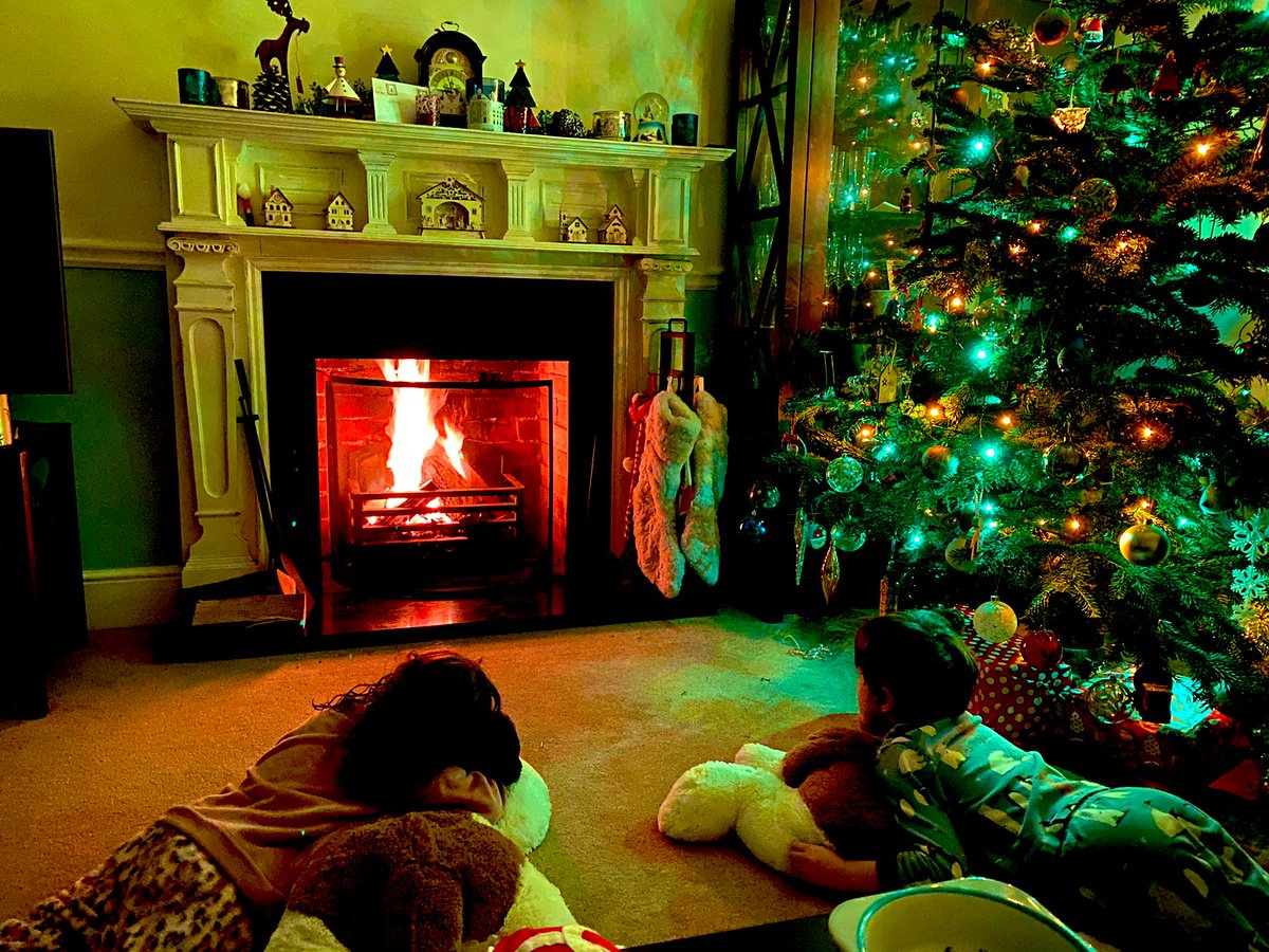 Come &amp; join in with our free fireside family sing along nativity concert - 23rd December at 4:30pm - with <a href="/HannahPedMezzo/">Hannah Pedley</a> and <a href="/lfkmeister/">Liz Franklin-Kitchen</a> 

Event: fb.me/e/NiXQhX2a
All donations to @HelpMusiciansUK 
Please RT #Christmas2020 <a href="/ExcludedUK/">ExcludedUK</a> #music #family #Children