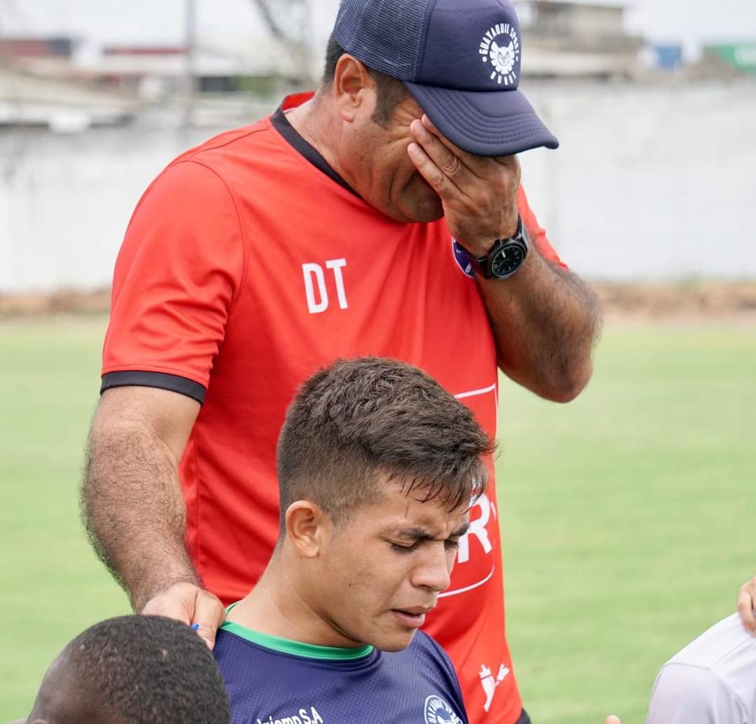 Cristhiangaco's tweet photo. El ex seleccionado Chileno @NelsonTapiaRios Nelson Tapia ahora en su nueva faceta como Dt, asciende a la primera B del futbol profesional Ecuatoriano al equipo Guayaquileño @GuayaquilSport hecho historico @LaRoja @ANFPChile @CNNChile @chilevision felicitaciones   @AscensoEcuador https://t.co/zPyHgive3v