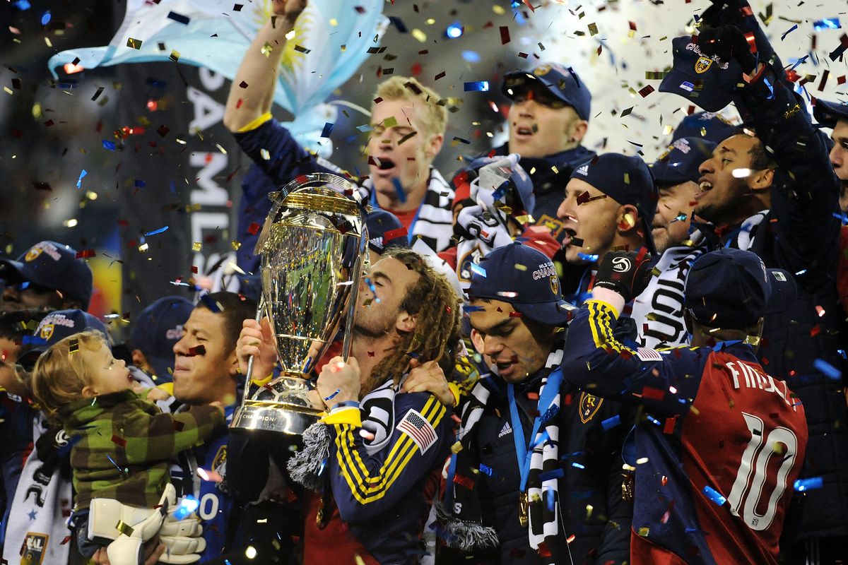 Real Salt Lake (5)-(4) LA Galaxy (2009) #RSL se llevó la  #MLSCup   en su primera aparición, teniendo que acudir a los once metros para superar a un  #LAGalaxy que llegaba como el favorito. Los californianos fueron superiores, pero dejaron que su rival gozase de oportunidades