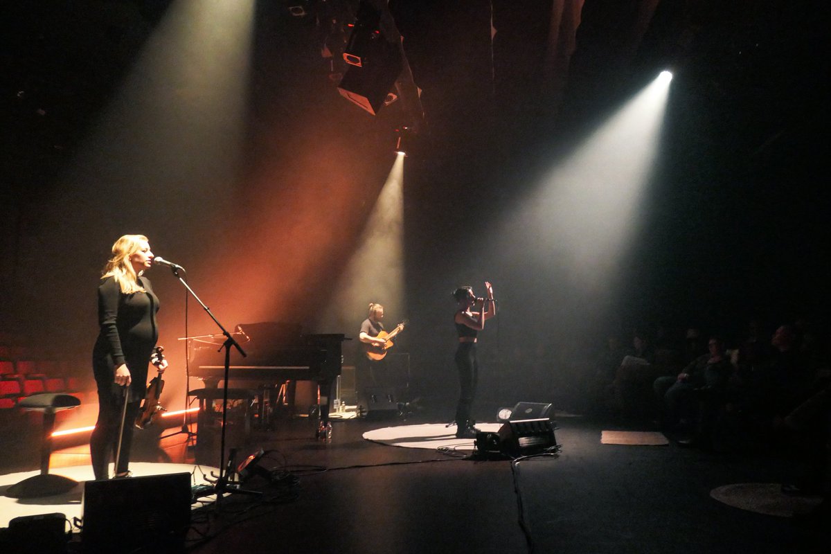 Godsamme, krijg op de valreep nog even de mooiste avond van dit jaar in mijn schoot geworpen. Huidhonger van <a href="/LAKSHMImusicNL/">LAKSHMI</a>. Met tranen in mijn ogen. En niet alleen bij mij. Zo mooi, klein, fijn en ontroerend. Zang, viool, vleugel, gitaar en electronica. Vol verlangen. Prachtig.