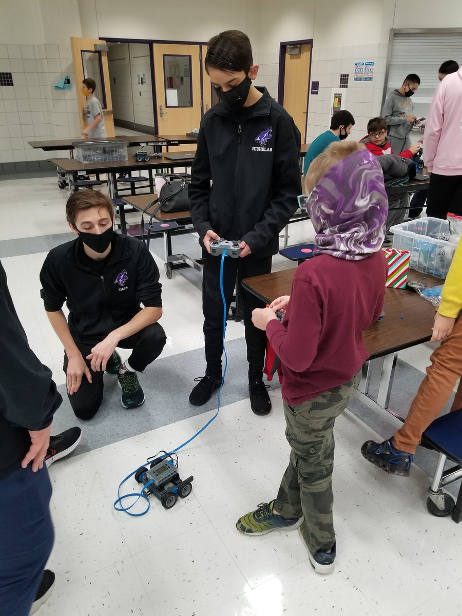 MistyPageTech's tweet photo. Anna High School Robotics Students volunteered at the Anna Middle School Robotics Competition today! Elementary and middle school robotics students competed together and put their #STEM skills to work! @Mrs_Goberrific @proftmack @AnnaISDCTE @inertiacatalyst https://t.co/Hnh2hwR41J
