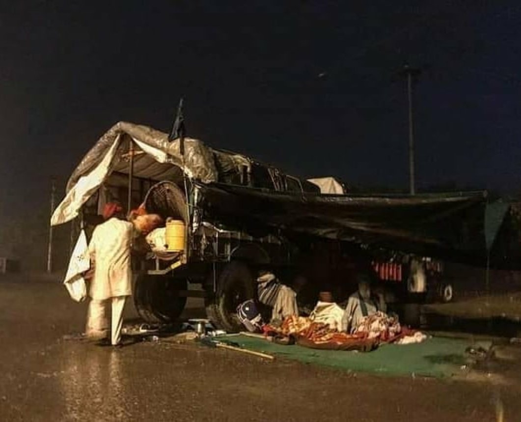 Nirmaljit94's tweet photo. ਮੀਂਹ ਵੀ ਕਿਸਾਨਾਂ ਦੇ ਹੌਸਲੇ ਪਰਖ ਰਿਹਾ
#मैं_भी_किसान
#TakeBackFarmLaws 
#FarmersProtests ✊ https://t.co/dDjDF0kVbv