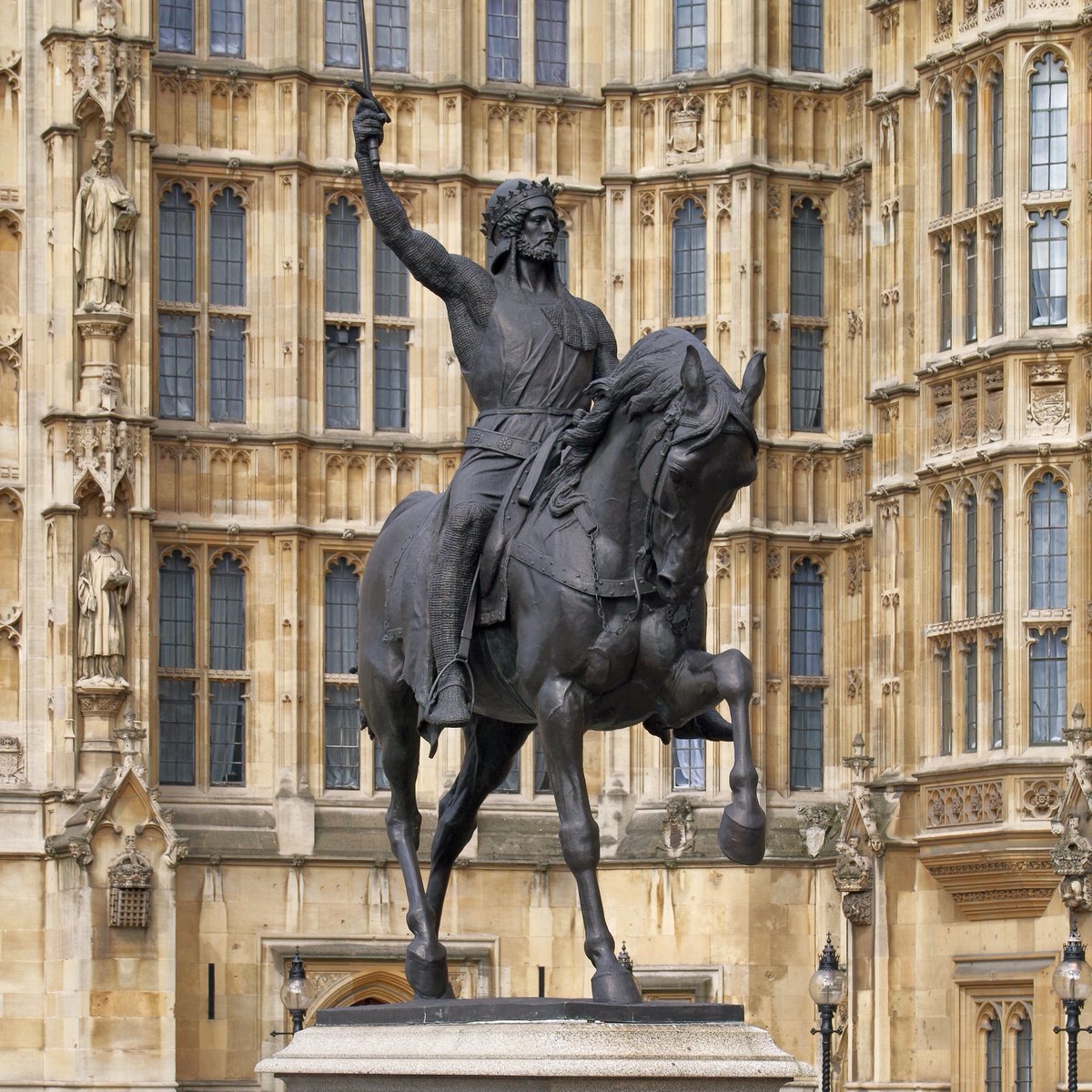 Selâhaddin Eyyübi'ye karşı mücadele eden Haçlı ordularında da yer alan, İngiltere kralı Aslan Yürekli Richard'ın Westminster Sarayı'ndaki heykeli, Londra. #tarih