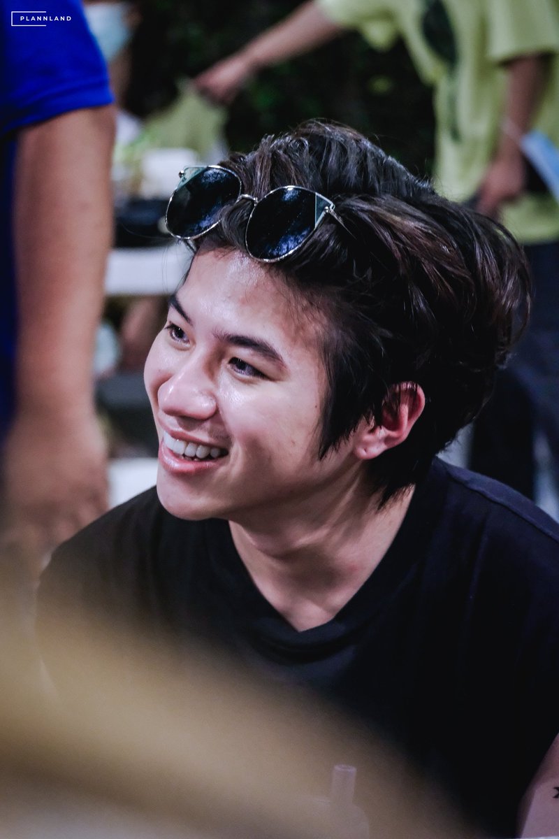 PLANNLAND's tweet photo. กะเป็นตาฮักตาแพงหลาย
เก็บอาการกะบ่ไหว
((กะคือขึ้นบีทีเอสผิดฝั่งกันเลยทีเดียว))

#มีนมีตหมูทะ
#PlanRathavit https://t.co/cyJPw6xNU6