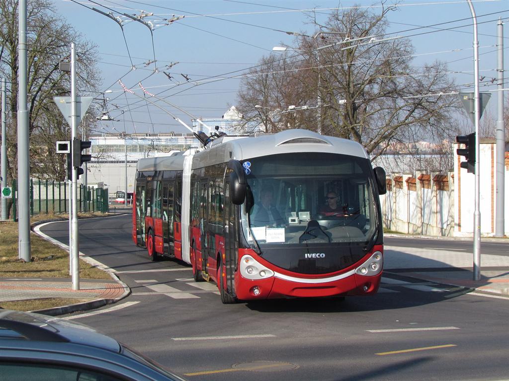 1/ Sometimes we frame technology choices in transit as value-driven choices (x is better/worse than y). This is somehow inevitable, as planning is a value-based, often prescriptive practice.But we must try to debunk some preconceptions. I'll try with trolleybus vs tramway