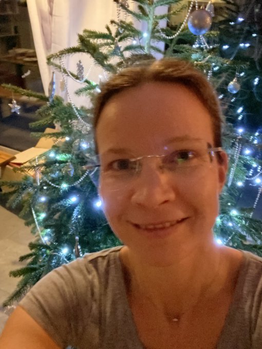 Nach getaner Arbeit am #Kamin chillen. Was trink ich nur? Hast du eine Idee? #weihnachtsbaum https://t<a href="/tag/kamin"class="tags">#Kamin</a><a href="/tag/weihnachtsbaum"class="tags"><span>#weihnachtsbaum</span></a>