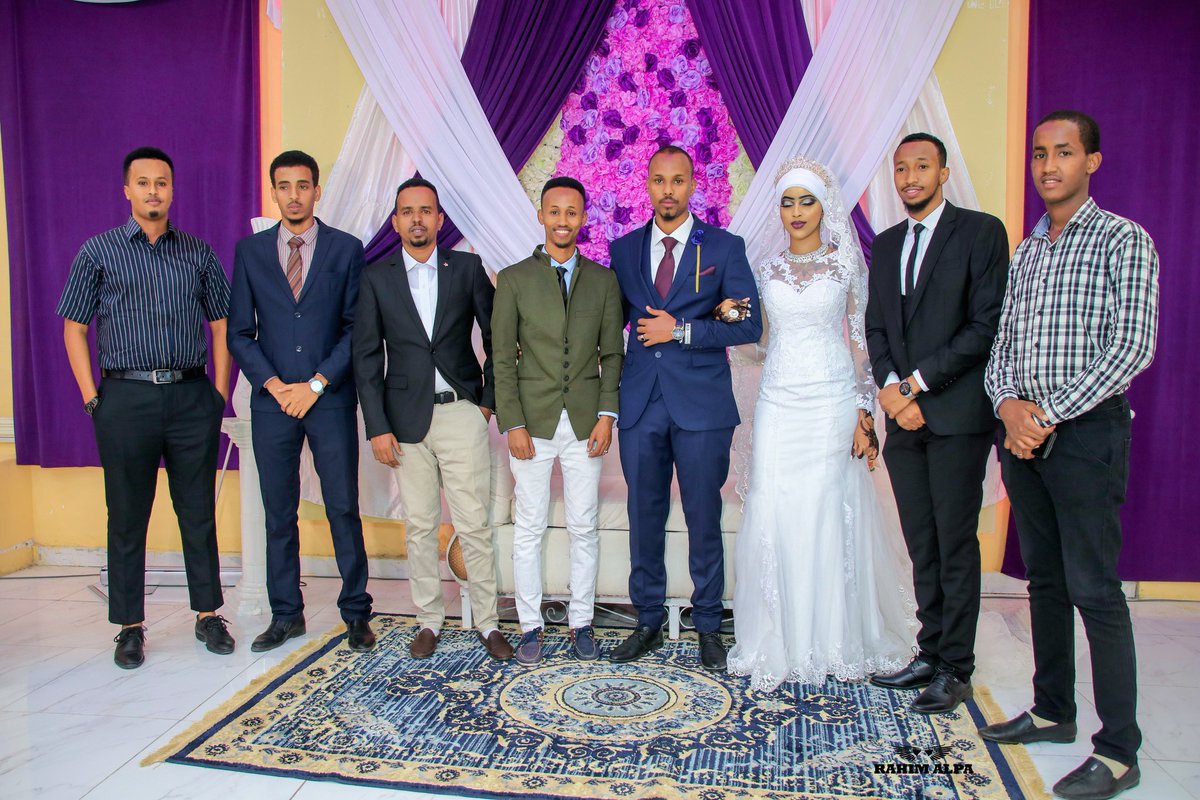 Mudug mudadii Nabbada iyo Isdhexgalka ka jirtay waxaa kor u kacay ganacsiga iyo guurkii,  si kalsoonida Galkacyo u siyaado waxaan xalay ka qayb galay wiil reer GalMudug ah iyo gabar Puntland o arooskooda Galkacyo dhanka Puntland lagu qabtay.

Isku waara ❤