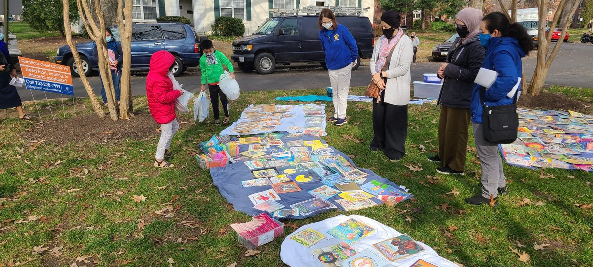 longbranch_es's tweet photo. It's a great time to pick up some books at 4th and Piedmont! Only here for a little longer @longbranch_es @APSVirginia https://t.co/Cpw5CPzeVb