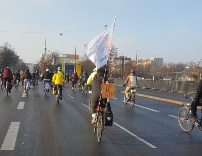 Nur mit einer echten #Verkehrswende ist die Klimakrise zu bewältigen. Weniger Autoverkehr macht unsere Stadt nicht nur lebenswerter, sondern vor allem auch klimafreundlicher.
#berlinautofrei
#FightFor1Point5