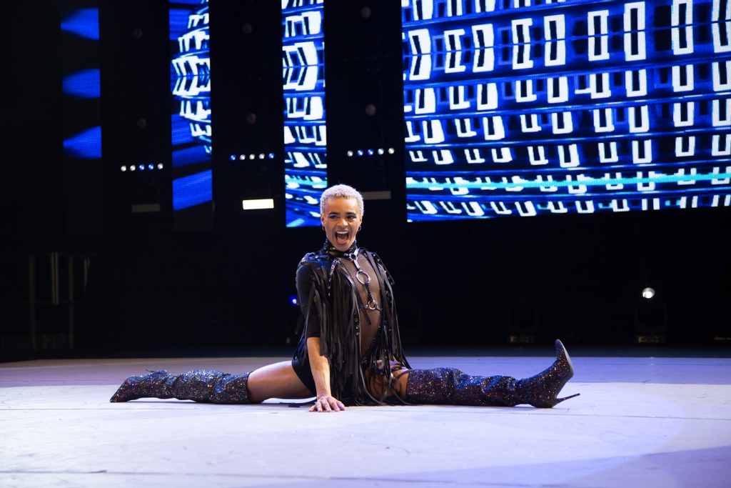 fionawhytepics's tweet photo. Loving @laytonwilliams online Christmas special with @moveitshow - Incredible lineup on today 12th December⁠
#moveit #dancers #online #moveit2020 #moveitshow #dance #dancesofinstagram #moveitfomhome #moveitxmas https://t.co/fweX6kCaSI