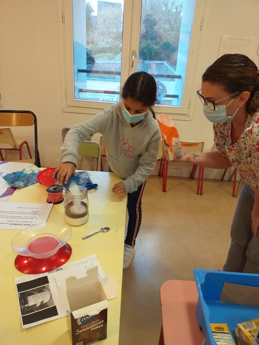 LeoBrioude's tweet photo. Atelier cuisine: Les mères et leurs enfants Léna, Tidian et Inès ont confectionné une recette express de cookies où tous les principaux ingrédients ont été déposés sous forme de strates au fond d’un bocal. Pour cette période de fêtes, une idée simple et originale pour vos KDOS! https://t.co/6NMFGPrn2p