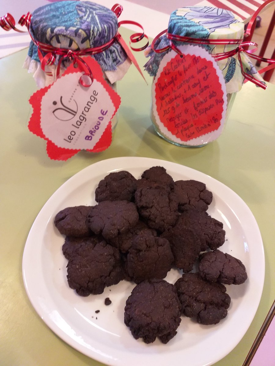 LeoBrioude's tweet photo. Atelier cuisine: Les mères et leurs enfants Léna, Tidian et Inès ont confectionné une recette express de cookies où tous les principaux ingrédients ont été déposés sous forme de strates au fond d’un bocal. Pour cette période de fêtes, une idée simple et originale pour vos KDOS! https://t.co/6NMFGPrn2p