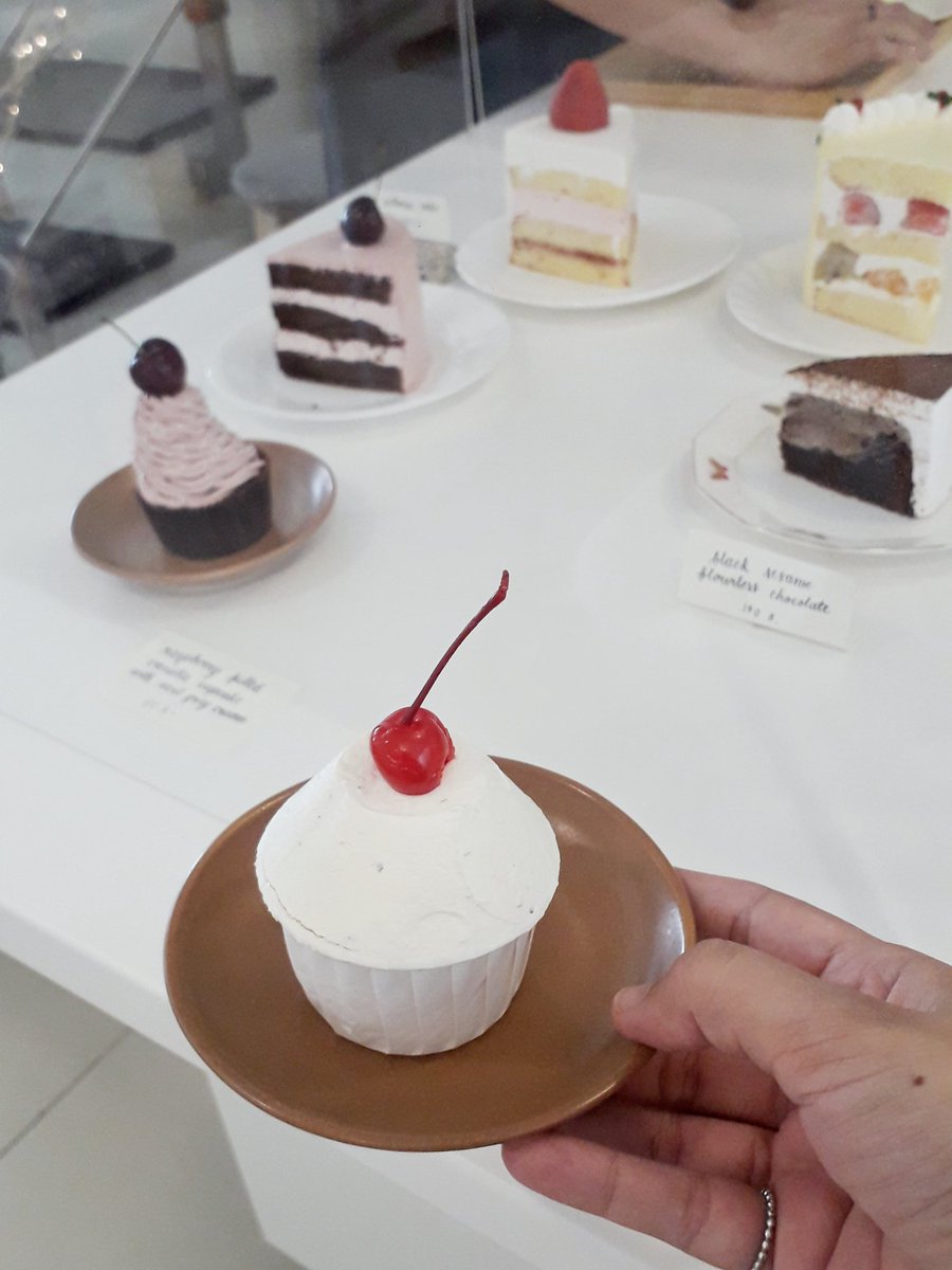 larukenciel's tweet photo. รับบทนางรีวิว ขอนำเหนอ Good vibes neighborhood คาเฟ่ของ April Trees Studio ร้านอบอุ่นมากไปคนเดียวก็ไม่เขิน เหมือนมากินเค้กบ้านเพื่อนจริงๆ จนทำส้อมหล่นพื้นไปหนึ่งแกร๊ง เครื่องดื่มอร่อย เค้กดี ราคาไม่สาหัส ครีมเค้กท็อปฟอร์มตามคำร่ำลือ 💘 จะหาโอกาสไปกินอีก #รีวิวคาเฟ่ #คาเฟ่กรุงเทพ https://t.co/KxSbYHn0rv