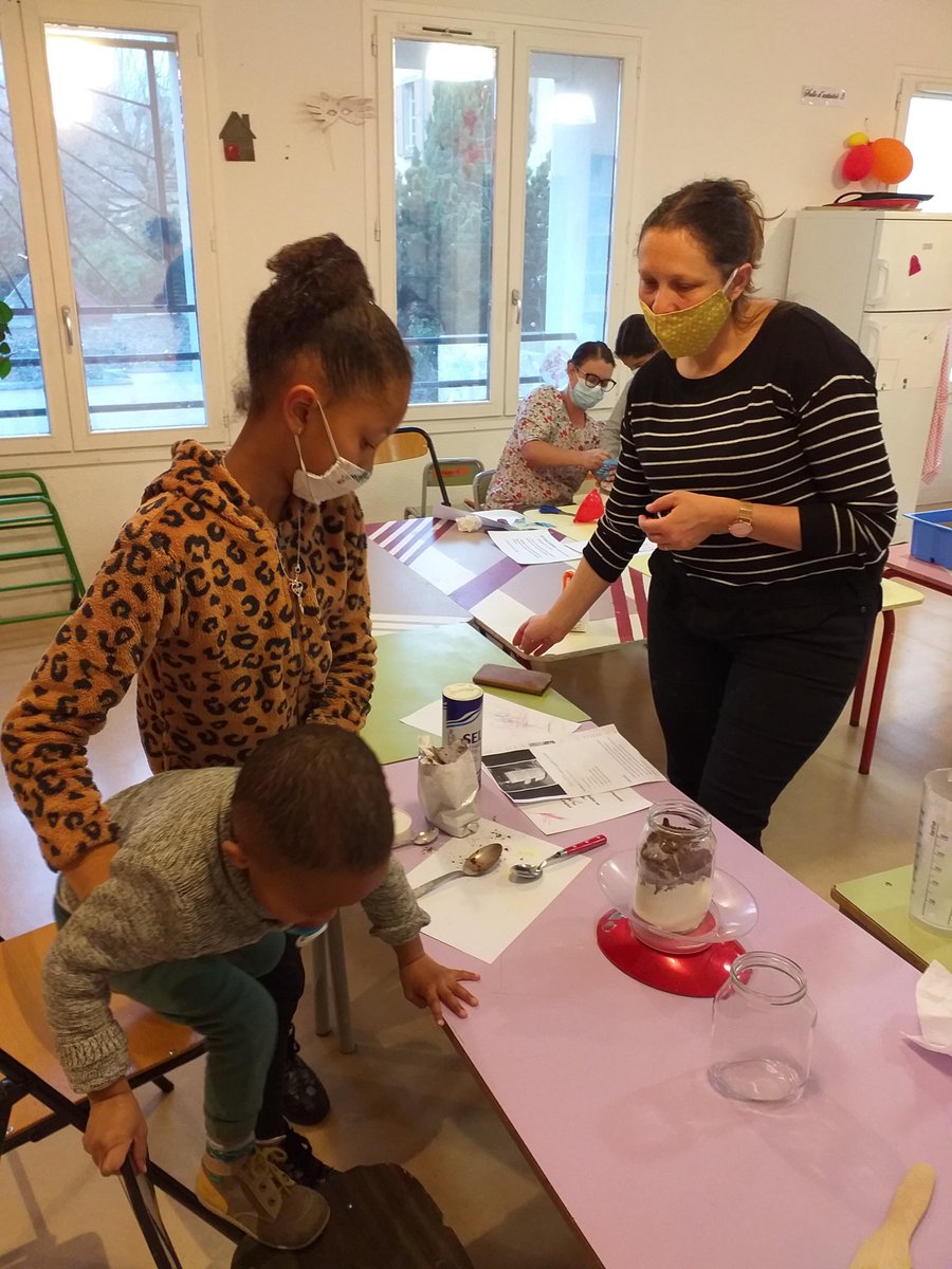 LeoBrioude's tweet photo. Atelier cuisine: Les mères et leurs enfants Léna, Tidian et Inès ont confectionné une recette express de cookies où tous les principaux ingrédients ont été déposés sous forme de strates au fond d’un bocal. Pour cette période de fêtes, une idée simple et originale pour vos KDOS! https://t.co/6NMFGPrn2p