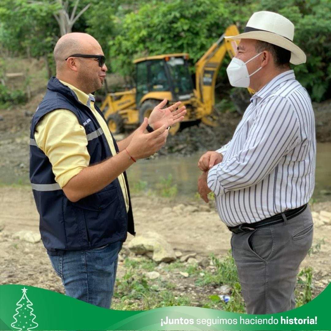 PrefecturaESM's tweet photo. Fomentamos productividad.

A través de la Dirección de Cuencas, Riego y Drenaje, realizamos la entrega de herramientas y otros utensilios para la realización de trabajos de siembra y riego de cultivos, en el recinto #Chapil, de la parroquia #Tonsupa, en el cantón #Atacames. https://t.co/fPFhN7w1Uf