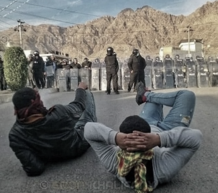 nawext's tweet photo. خه‌ونبینەکان بەرامبەر هۆمۆ-فەرمانبەر:
پەرجووەکان ڕوو دەدەن | مەنسوور تەیفووری
https://t.co/Un1adJl8cq https://t.co/K66CECIGAs