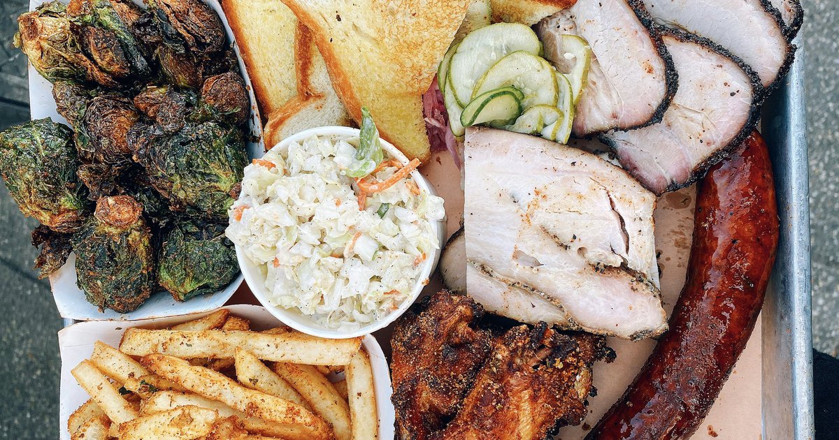 federalistpig's tweet photo. Happy Platterday🤘🐷 We have some outdoor seating plus free delivery today &amp; tomorrow on UberEats, DoorDash, and Postmates🙌 #fedpig #dc #bbq https://t.co/tdUqo0crAQ