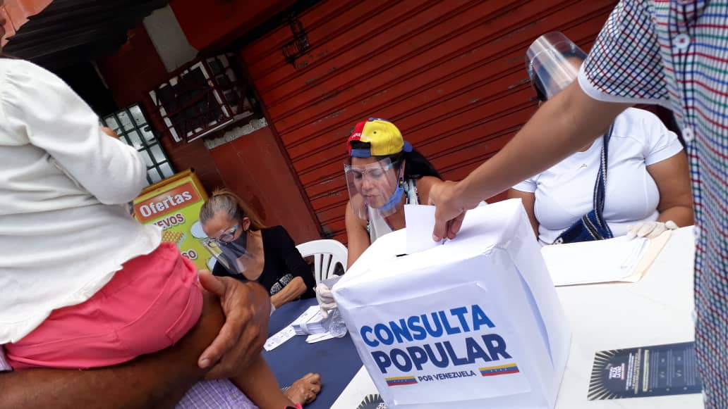 ElPitazoTV's tweet photo. 11:48am #Monagas | La consulta popular de la oposici��n de este #12Dic transcurre con calma en los puntos ubicados en el centro de #Maturín #Guachiman12D - vía @jesyanez https://t.co/QEkabmwdxb https://t.co/COv39EGuHg