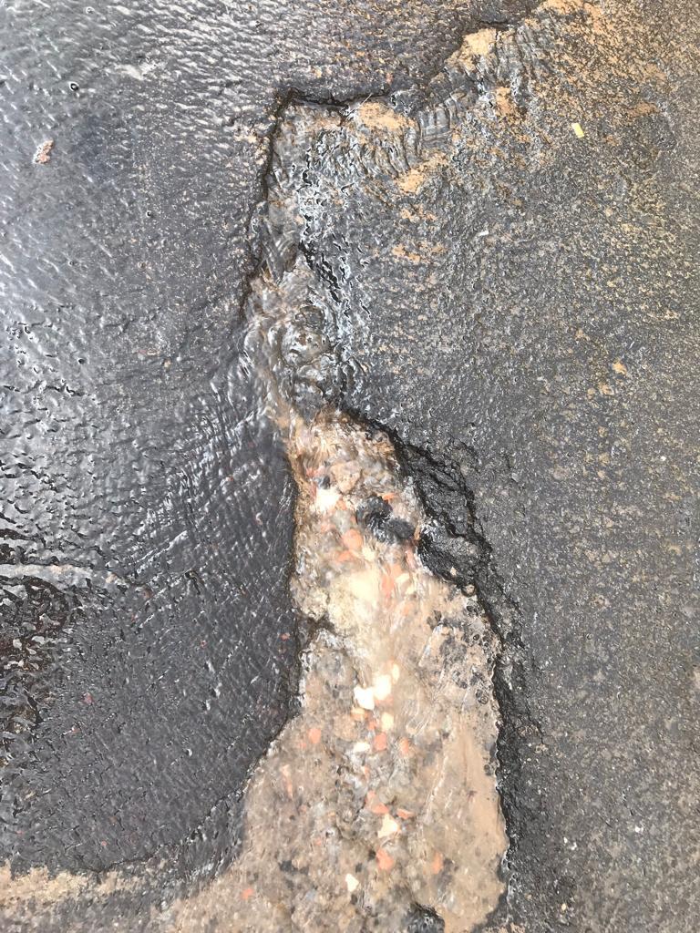 Karla_GoG's tweet photo. Fuga de agua en Cerrada de la Romería 148, colonia Colinas del Sur en la Alcaldía Álvaro Obregón. Tiene 30 horas el agua corriendo en grandes cantidades y las autoridades no hacen nada!!! @SacmexCDMX @AlcaldiaAO https://t.co/g0FAg2pc2L