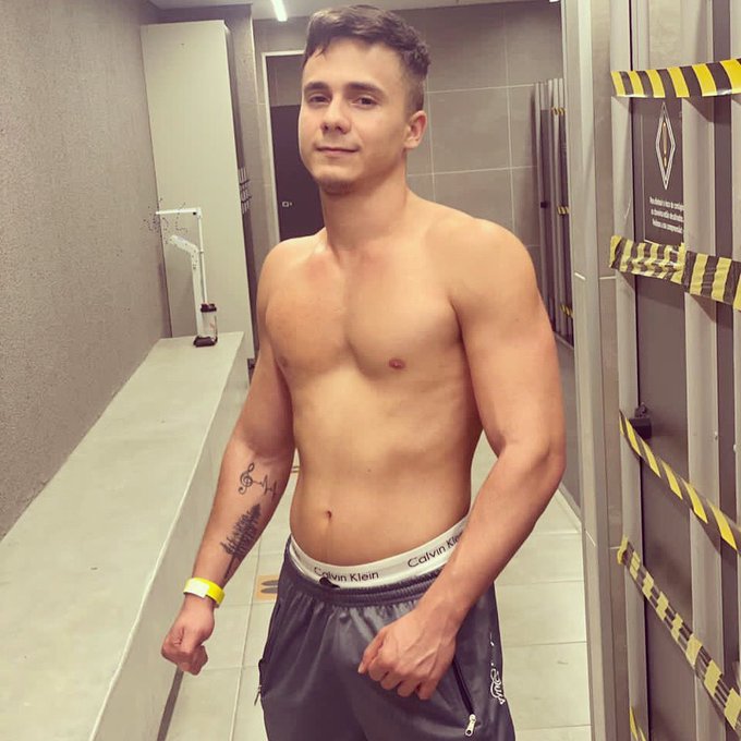 P&oacute;s treino 💪🏻 https://t.co/qHvlR9TwAA